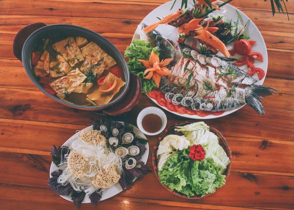Du khách có thể thưởng thức ẩm thực đặc sản Ninh Bình tại Thung Nham